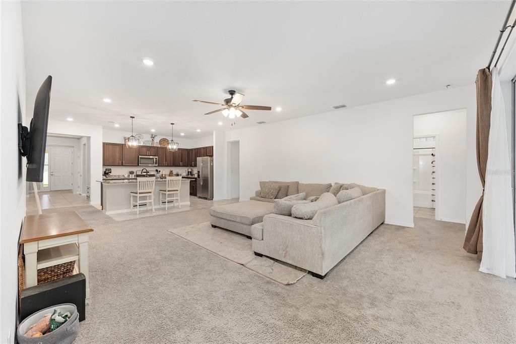 合同活跃: $435,000 (4 贝兹, 3 浴室, 2645 平方英尺)