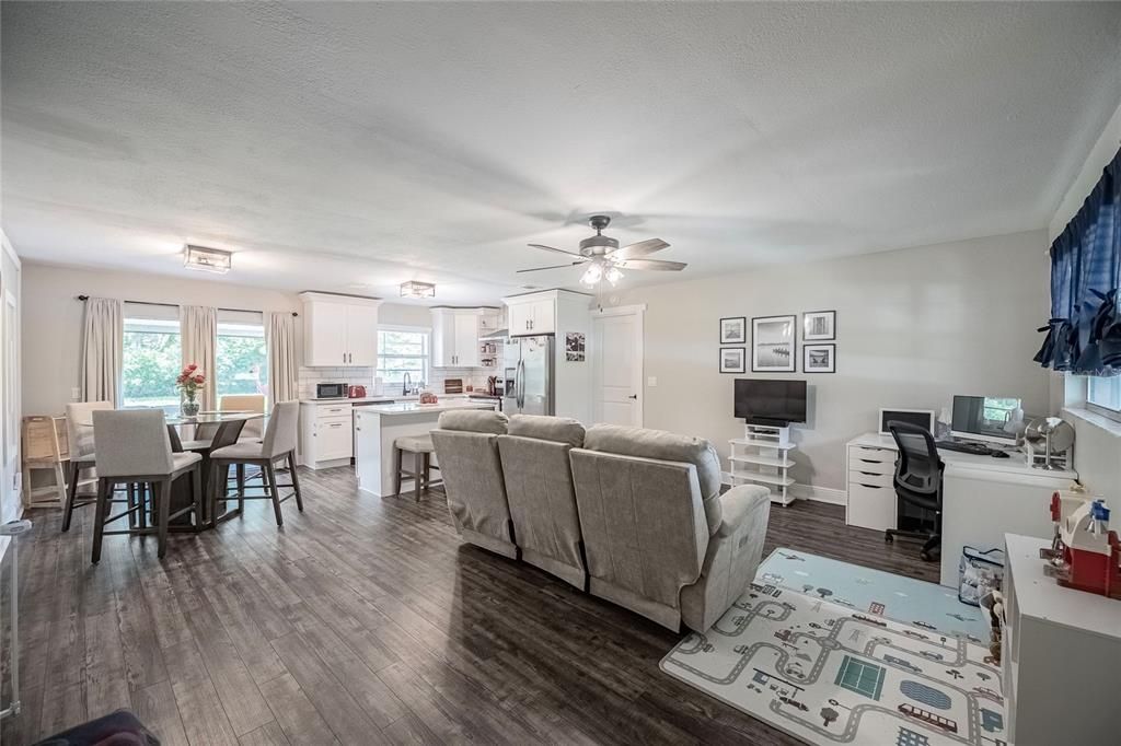 Active With Contract: $240,000 (2 beds, 2 baths, 1076 Square Feet)