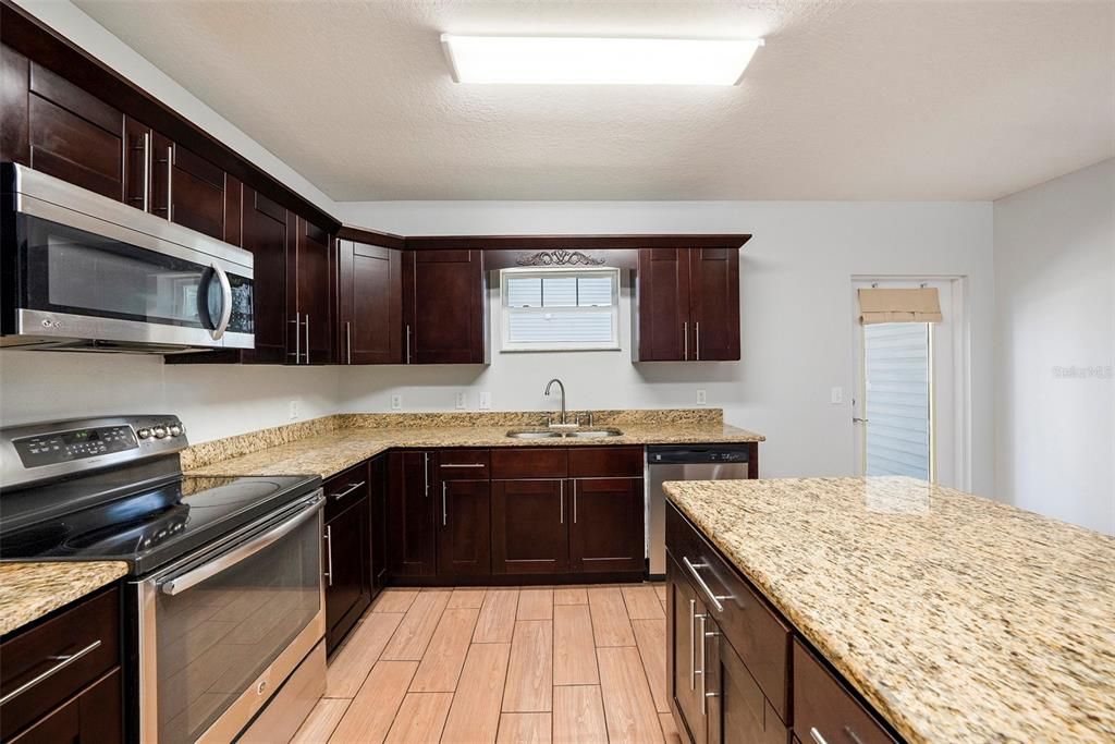 На продажу: $219,900 (2 спален, 2 ванн, 1479 Квадратных фут)