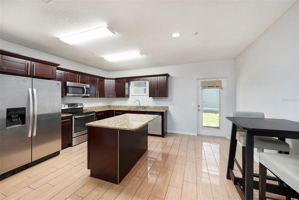 На продажу: $219,900 (2 спален, 2 ванн, 1479 Квадратных фут)