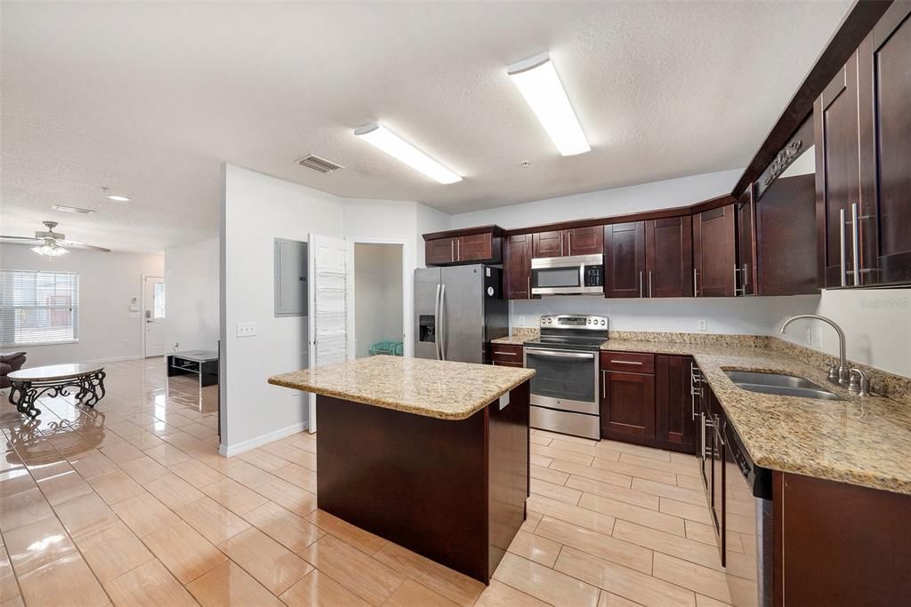 На продажу: $219,900 (2 спален, 2 ванн, 1479 Квадратных фут)