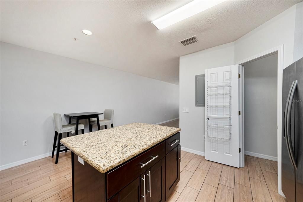 На продажу: $219,900 (2 спален, 2 ванн, 1479 Квадратных фут)