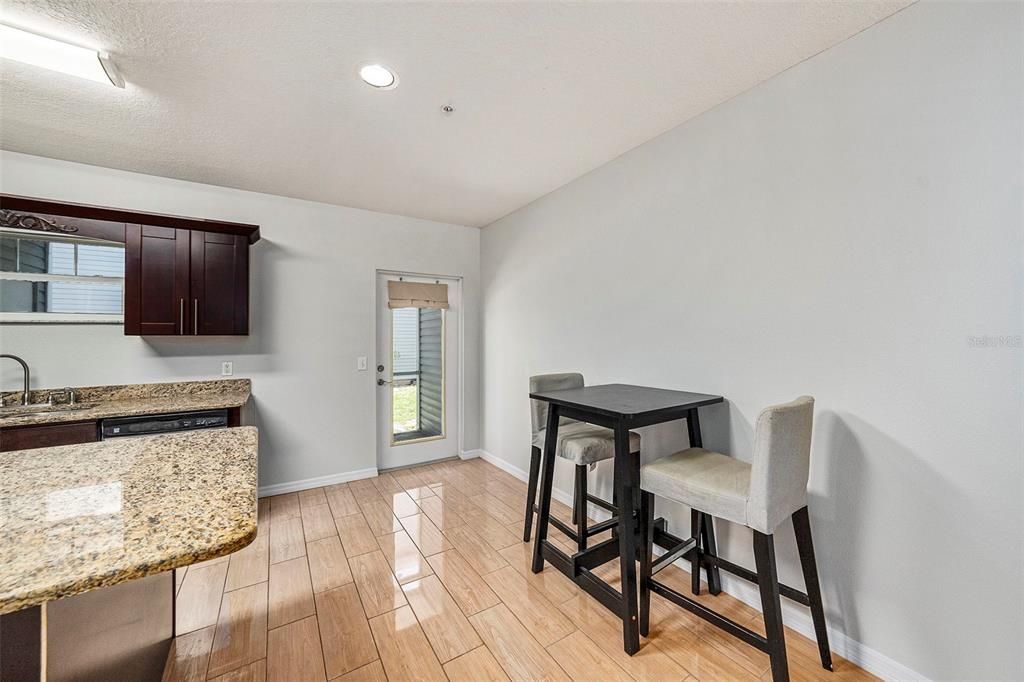 На продажу: $219,900 (2 спален, 2 ванн, 1479 Квадратных фут)