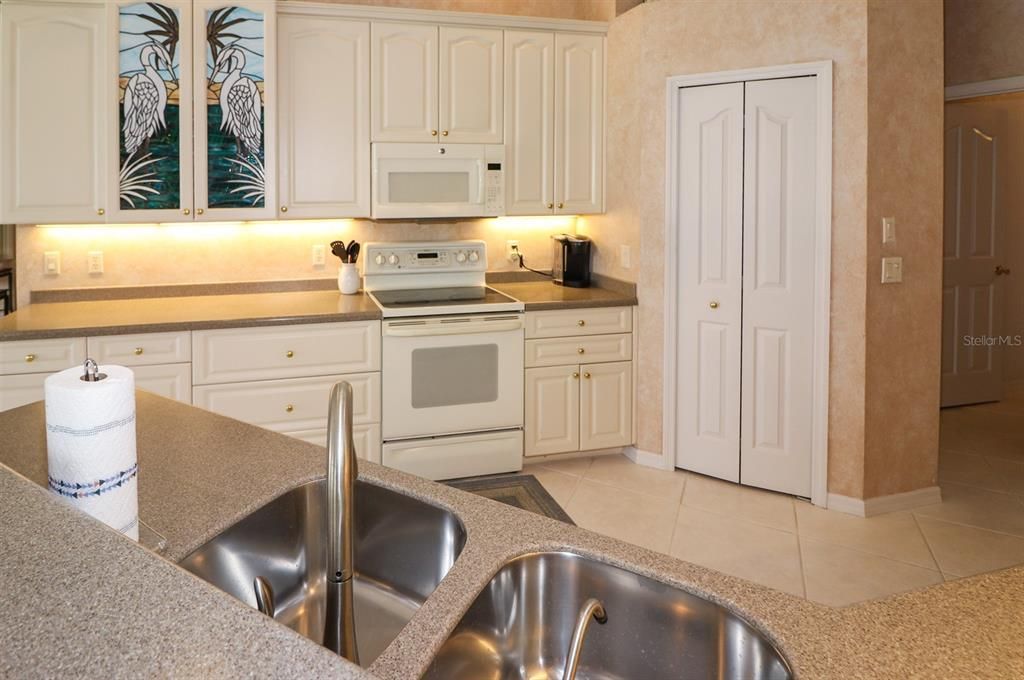 For Sale: $675,000 (3 beds, 3 baths, 2442 Square Feet)