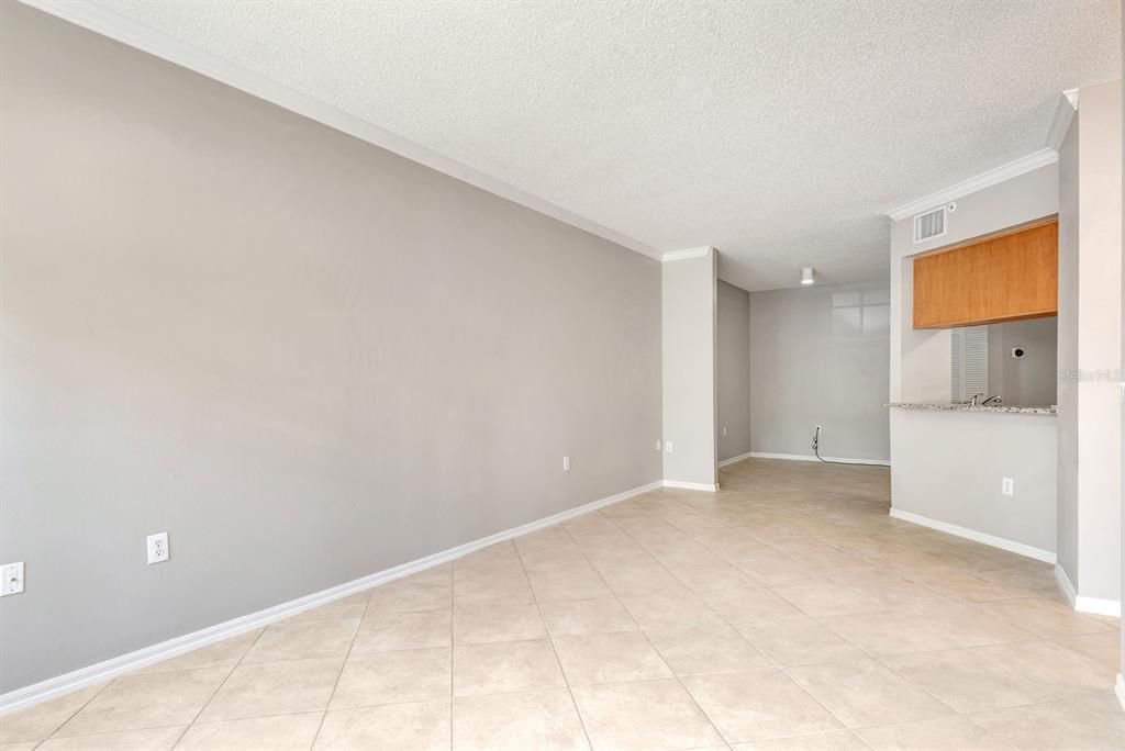 Active With Contract: $184,900 (1 beds, 1 baths, 957 Square Feet)