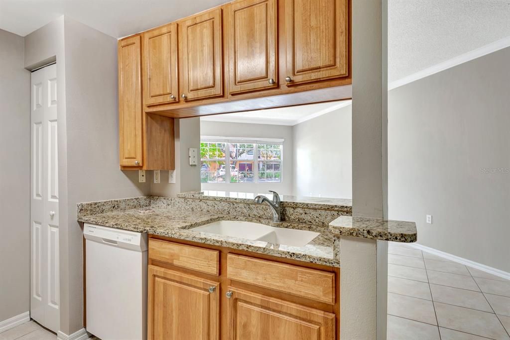 Active With Contract: $184,900 (1 beds, 1 baths, 957 Square Feet)