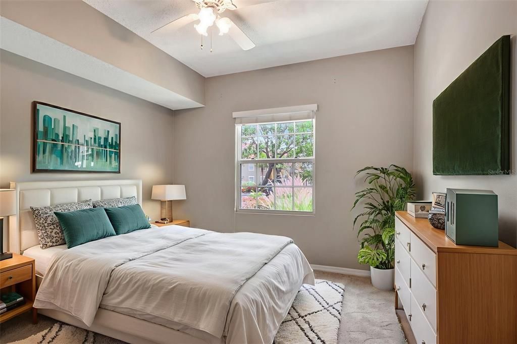 Active With Contract: $184,900 (1 beds, 1 baths, 957 Square Feet)