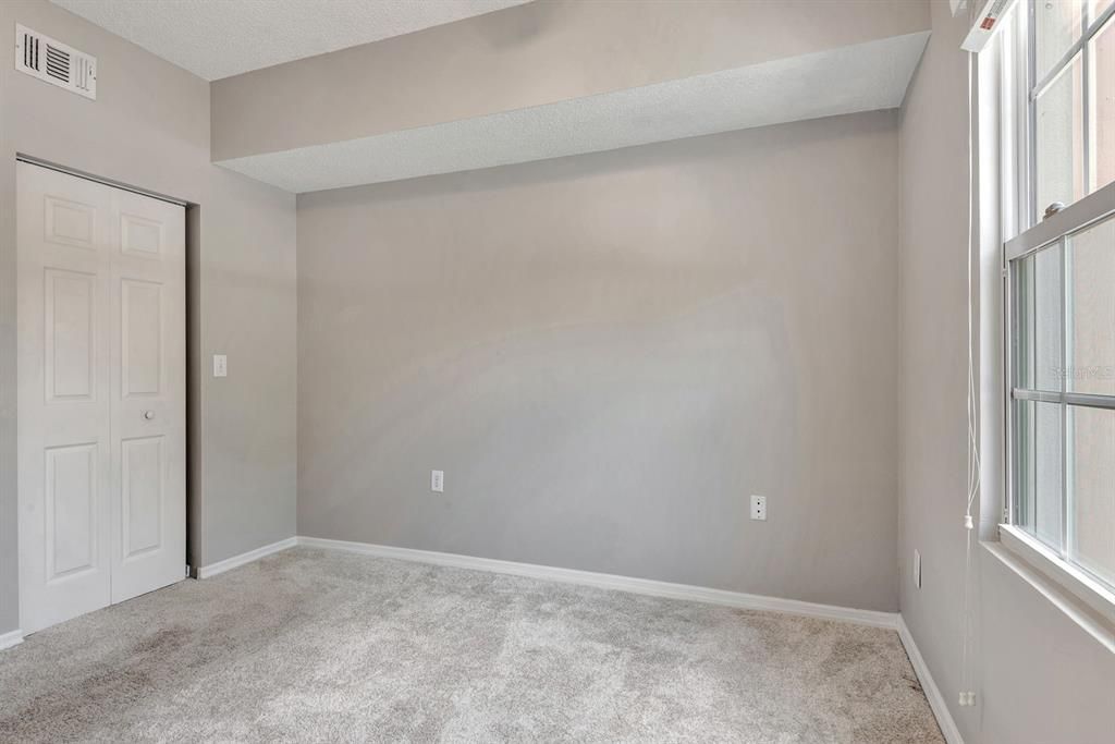 Active With Contract: $184,900 (1 beds, 1 baths, 957 Square Feet)