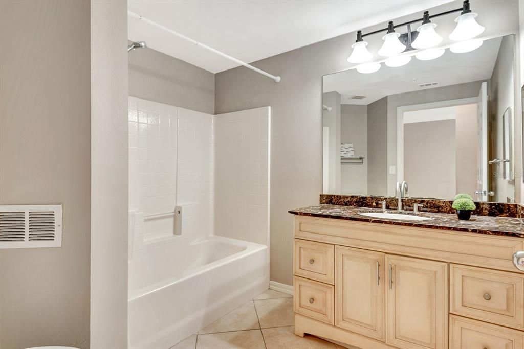 Active With Contract: $184,900 (1 beds, 1 baths, 957 Square Feet)