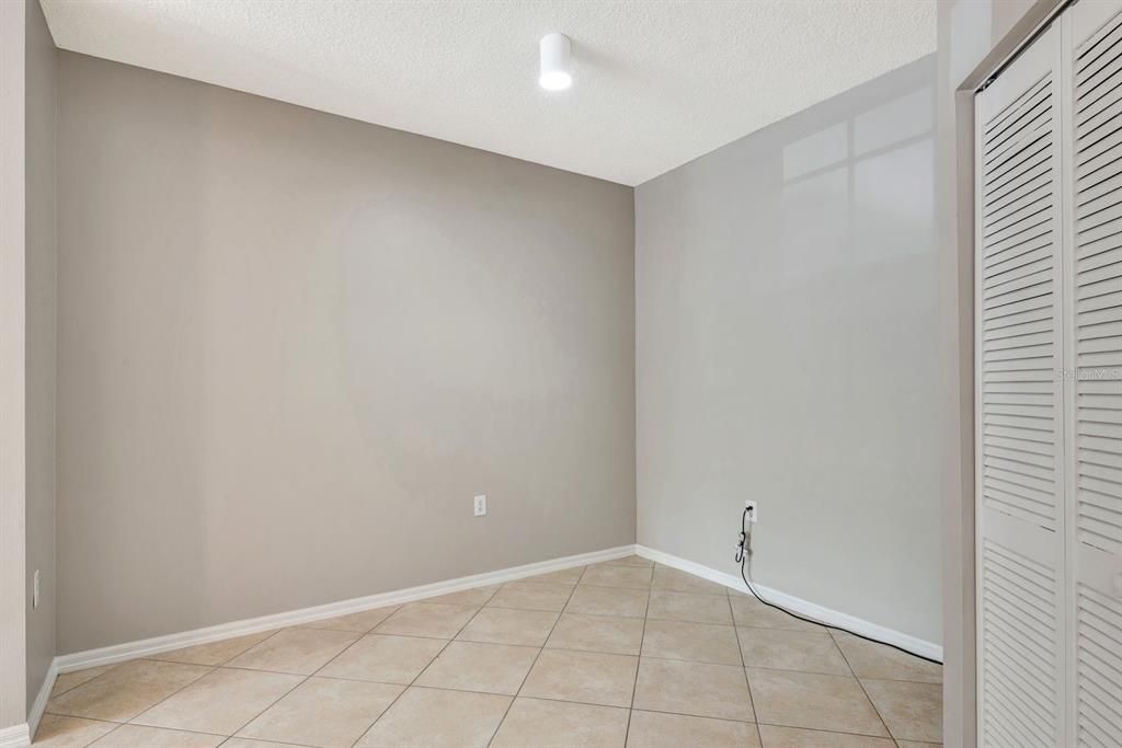Active With Contract: $184,900 (1 beds, 1 baths, 957 Square Feet)