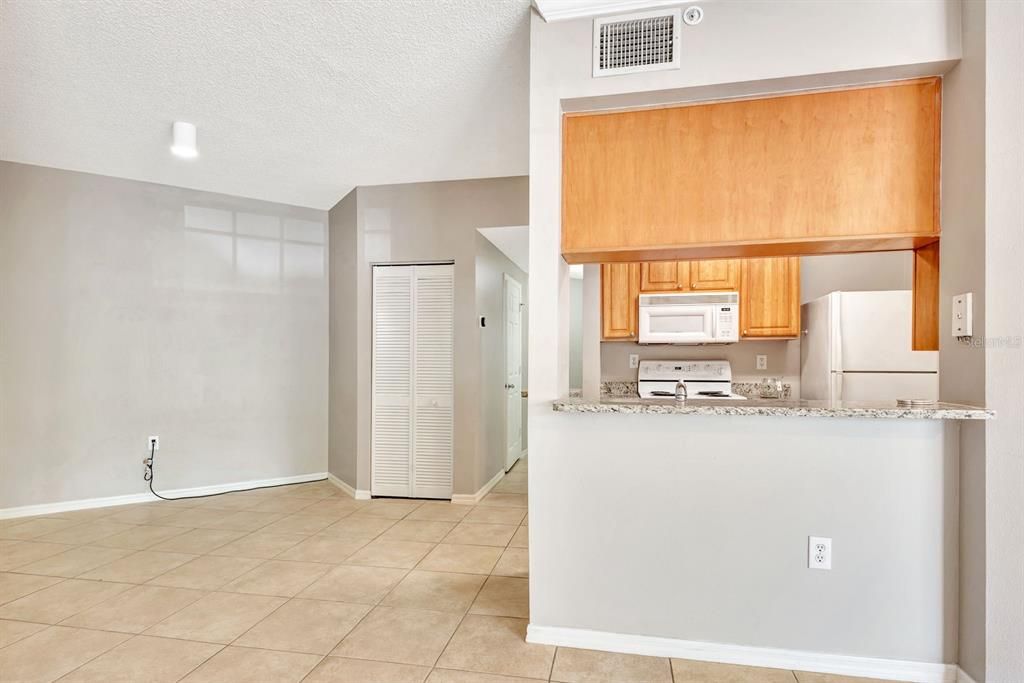 Active With Contract: $184,900 (1 beds, 1 baths, 957 Square Feet)