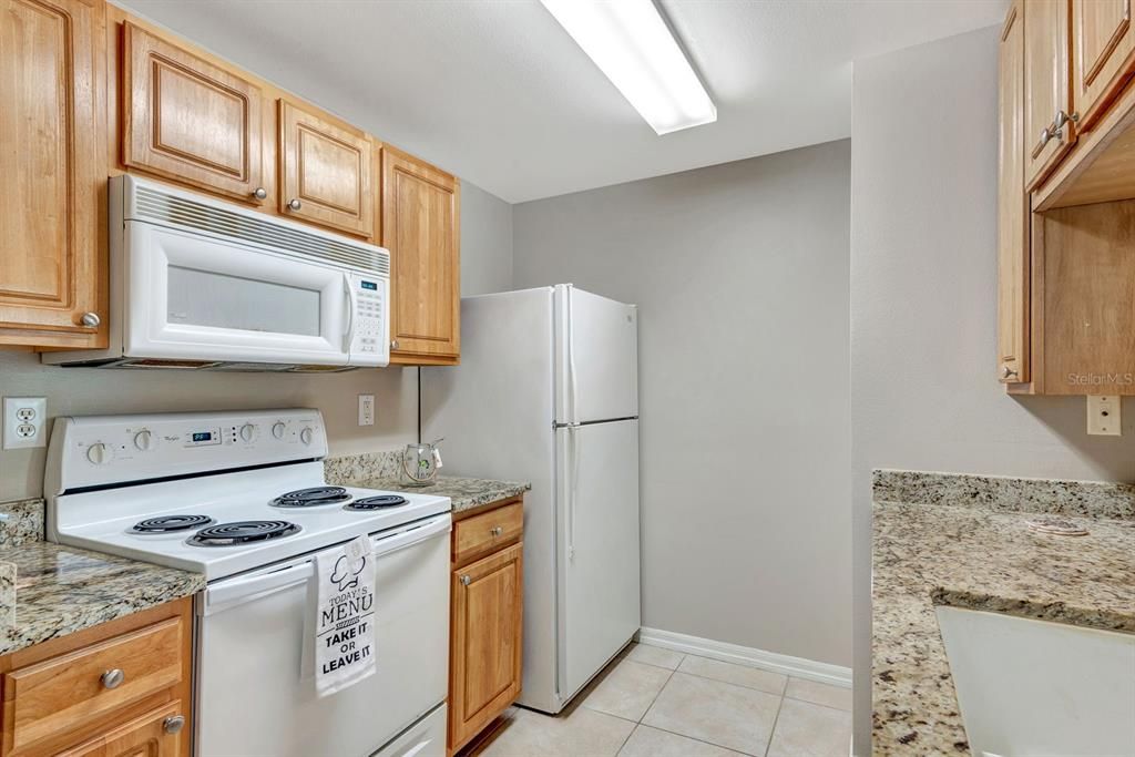 Active With Contract: $184,900 (1 beds, 1 baths, 957 Square Feet)