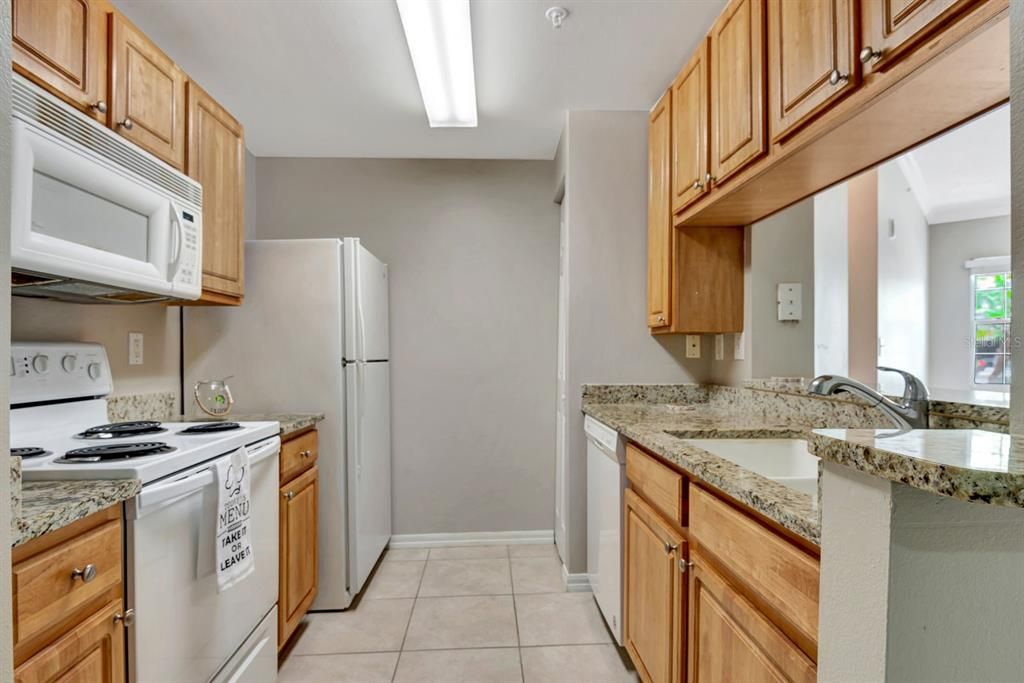 Active With Contract: $184,900 (1 beds, 1 baths, 957 Square Feet)