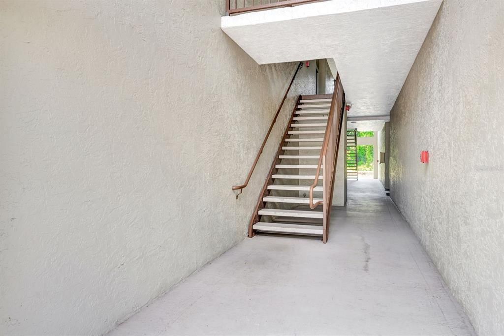 Active With Contract: $184,900 (1 beds, 1 baths, 957 Square Feet)