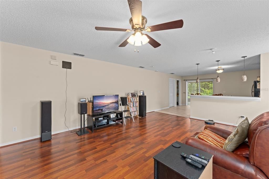 Active With Contract: $392,900 (3 beds, 2 baths, 1684 Square Feet)