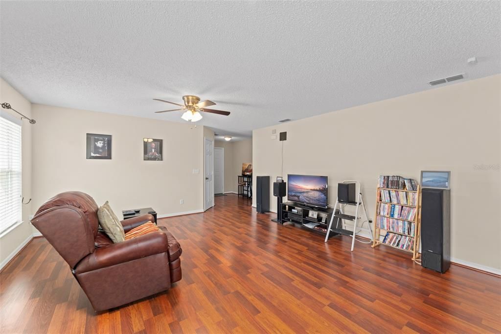 Active With Contract: $392,900 (3 beds, 2 baths, 1684 Square Feet)