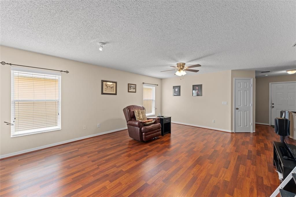 Active With Contract: $392,900 (3 beds, 2 baths, 1684 Square Feet)