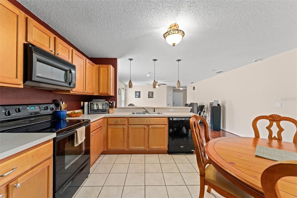 Active With Contract: $392,900 (3 beds, 2 baths, 1684 Square Feet)