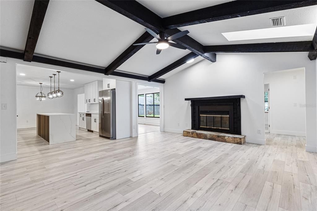 合同活跃: $415,000 (4 贝兹, 2 浴室, 2298 平方英尺)