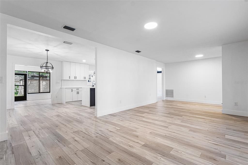 合同活跃: $415,000 (4 贝兹, 2 浴室, 2298 平方英尺)