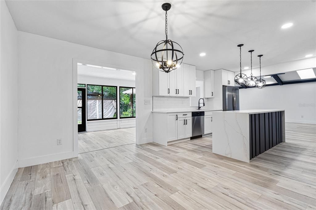 合同活跃: $415,000 (4 贝兹, 2 浴室, 2298 平方英尺)