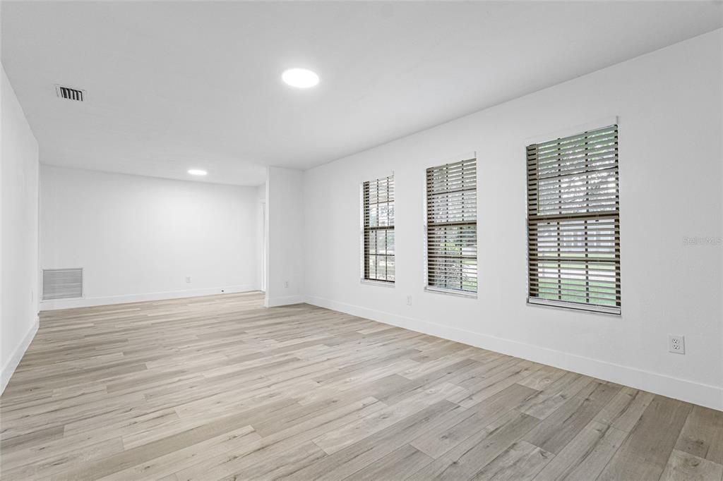 合同活跃: $415,000 (4 贝兹, 2 浴室, 2298 平方英尺)