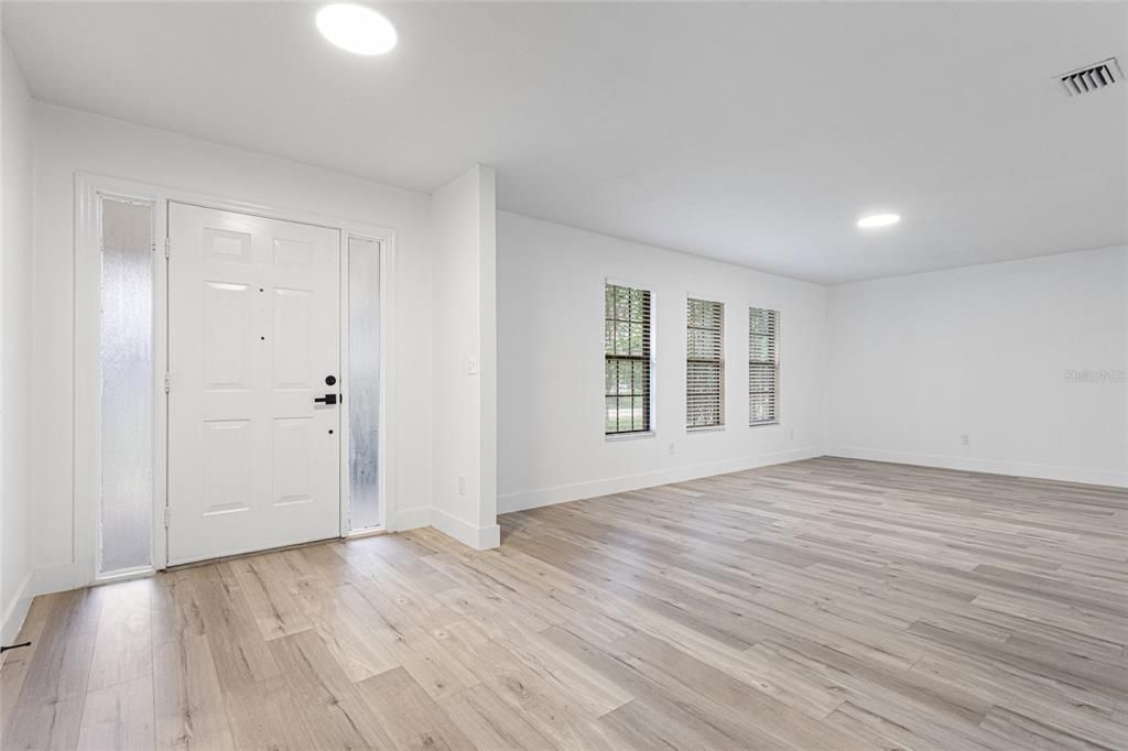 合同活跃: $415,000 (4 贝兹, 2 浴室, 2298 平方英尺)