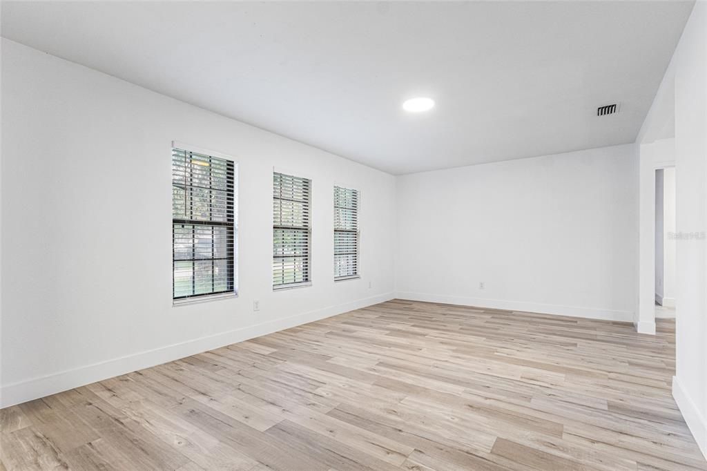 合同活跃: $415,000 (4 贝兹, 2 浴室, 2298 平方英尺)