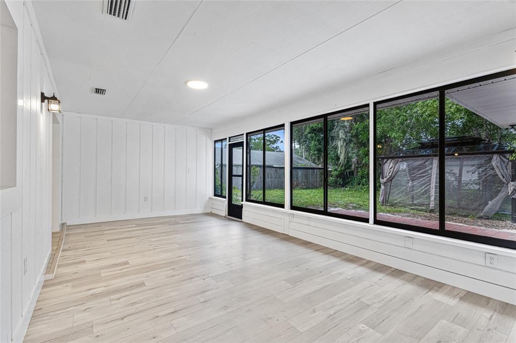 合同活跃: $415,000 (4 贝兹, 2 浴室, 2298 平方英尺)