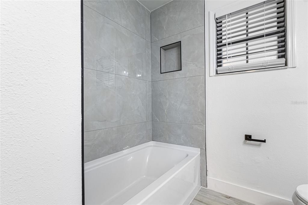 合同活跃: $415,000 (4 贝兹, 2 浴室, 2298 平方英尺)