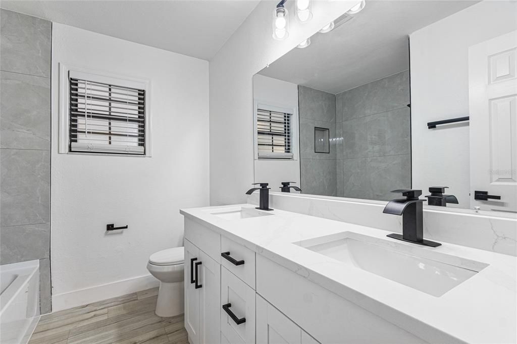 合同活跃: $415,000 (4 贝兹, 2 浴室, 2298 平方英尺)