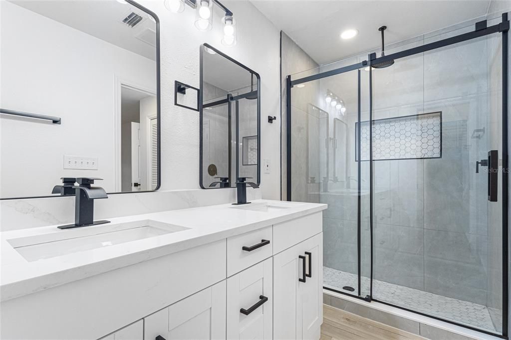 合同活跃: $415,000 (4 贝兹, 2 浴室, 2298 平方英尺)