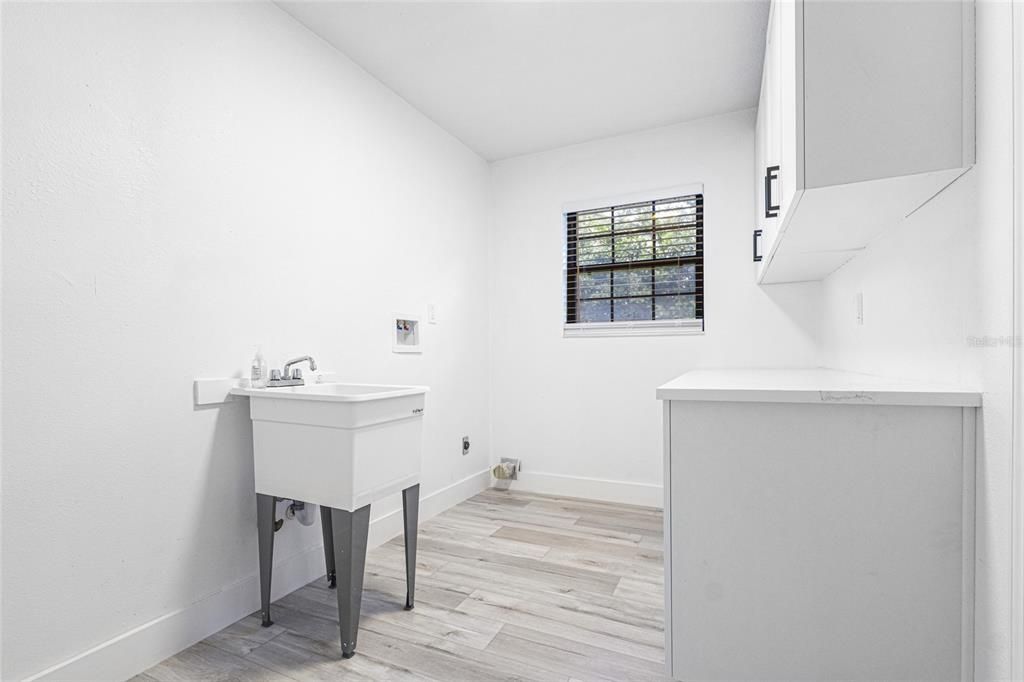 合同活跃: $415,000 (4 贝兹, 2 浴室, 2298 平方英尺)