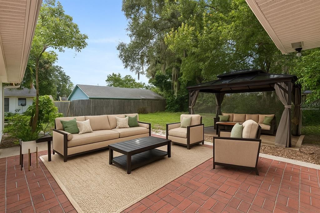 合同活跃: $415,000 (4 贝兹, 2 浴室, 2298 平方英尺)