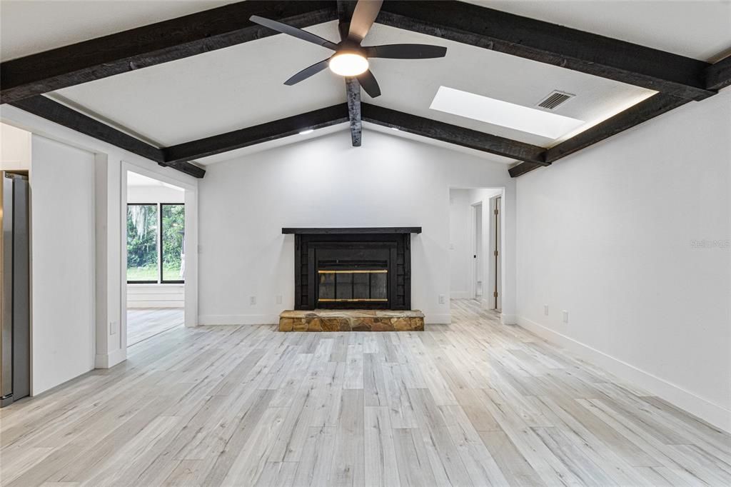 合同活跃: $415,000 (4 贝兹, 2 浴室, 2298 平方英尺)