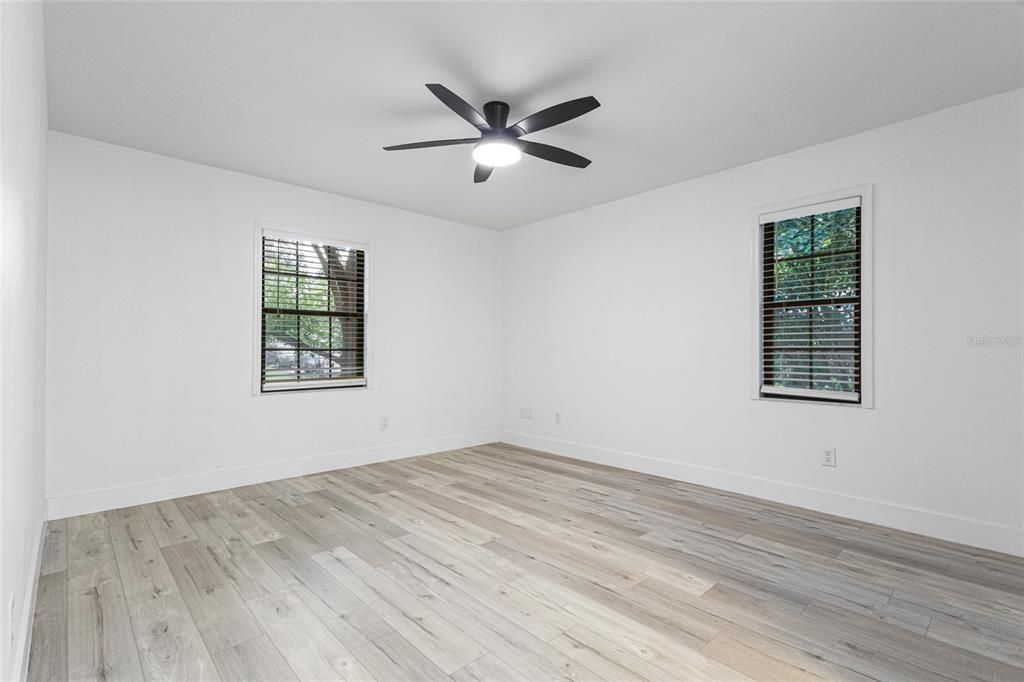 合同活跃: $415,000 (4 贝兹, 2 浴室, 2298 平方英尺)