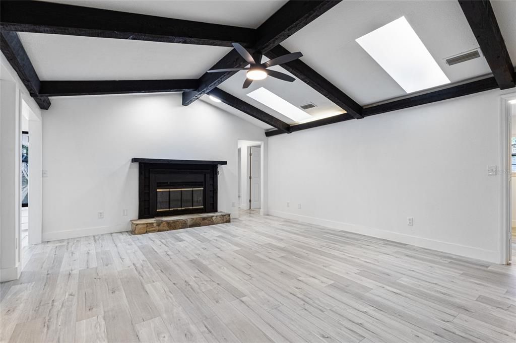 合同活跃: $415,000 (4 贝兹, 2 浴室, 2298 平方英尺)