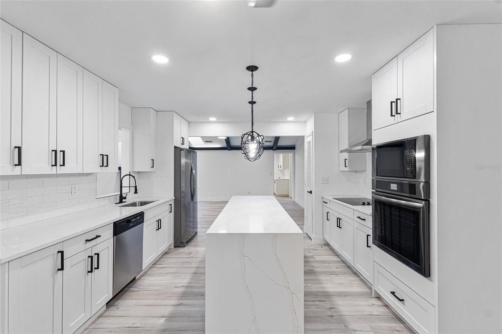 合同活跃: $415,000 (4 贝兹, 2 浴室, 2298 平方英尺)