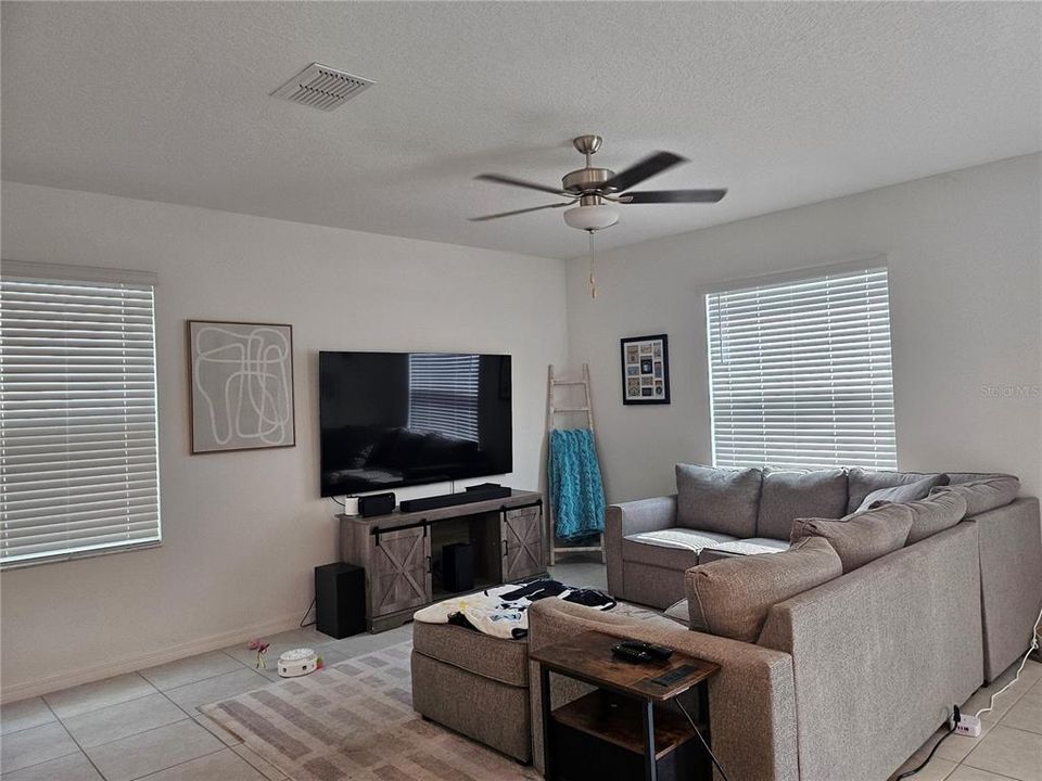 Под контрактом: $1,800 (4 спален, 2 ванн, 2016 Квадратных фут)