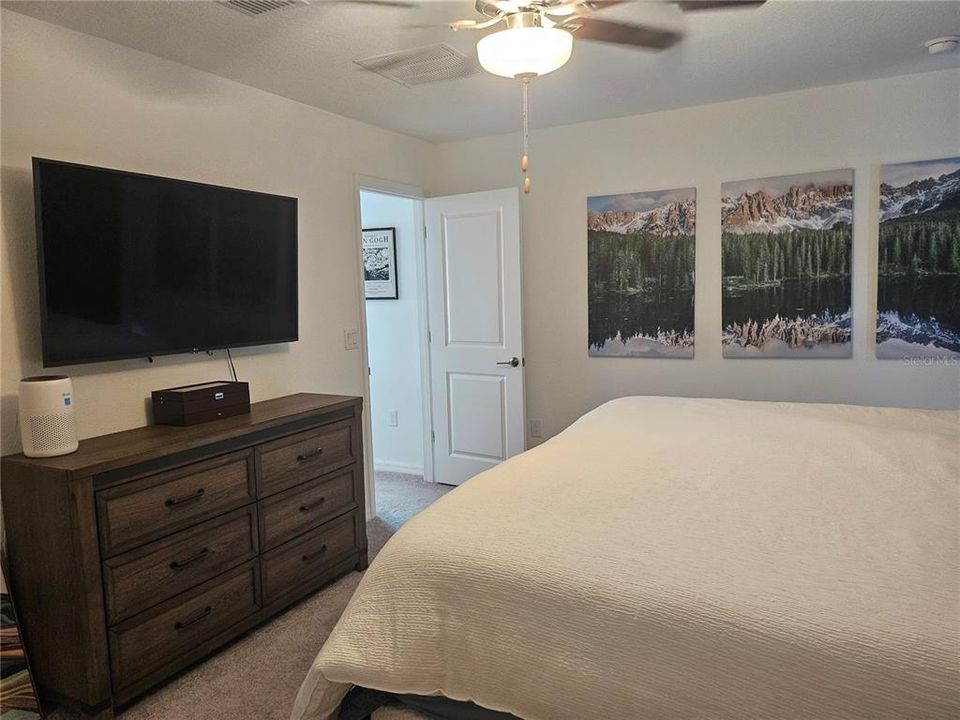 Под контрактом: $1,800 (4 спален, 2 ванн, 2016 Квадратных фут)