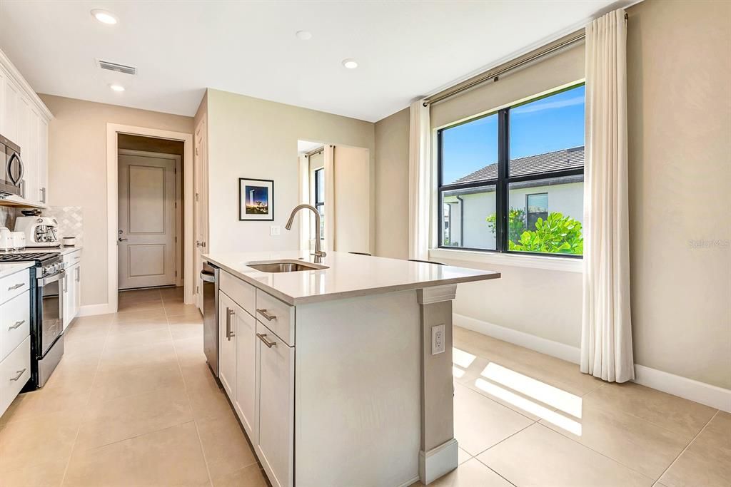 合同活跃: $3,300 (3 贝兹, 2 浴室, 1645 平方英尺)