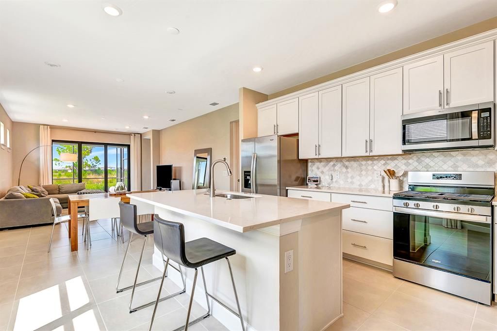 合同活跃: $3,300 (3 贝兹, 2 浴室, 1645 平方英尺)