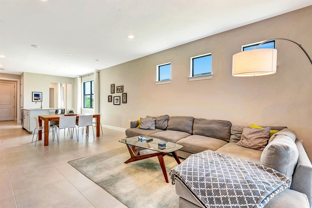 合同活跃: $3,300 (3 贝兹, 2 浴室, 1645 平方英尺)