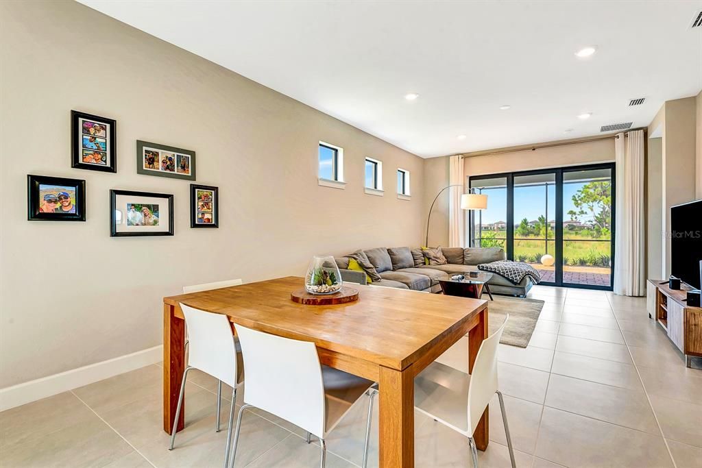 合同活跃: $3,300 (3 贝兹, 2 浴室, 1645 平方英尺)