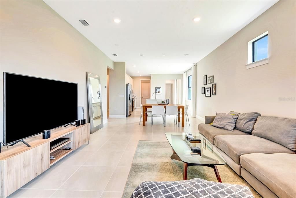 合同活跃: $3,300 (3 贝兹, 2 浴室, 1645 平方英尺)