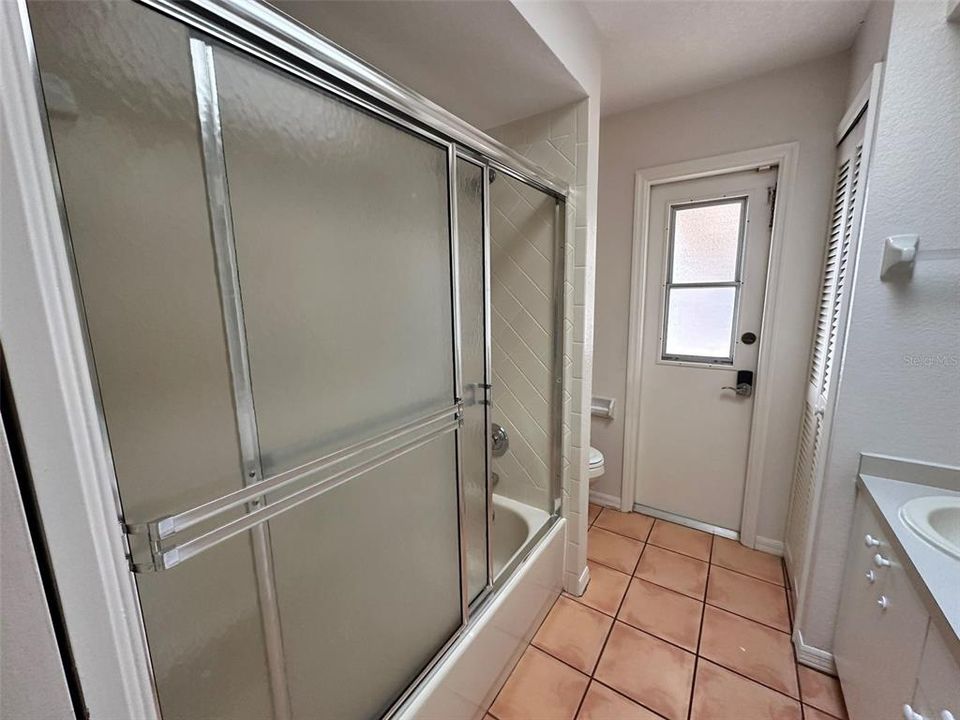 Activo con contrato: $2,200 (4 camas, 2 baños, 2120 Pies cuadrados)