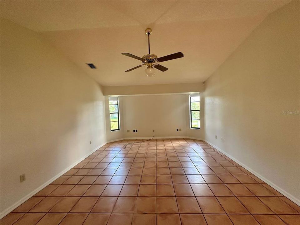 Activo con contrato: $2,200 (4 camas, 2 baños, 2120 Pies cuadrados)