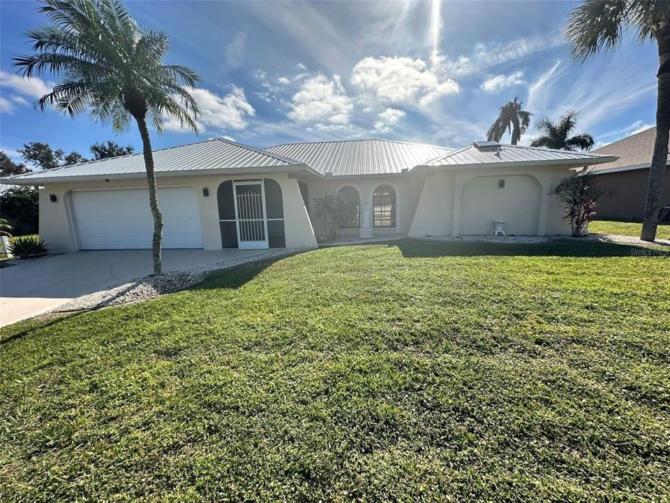 Activo con contrato: $2,200 (4 camas, 2 baños, 2120 Pies cuadrados)