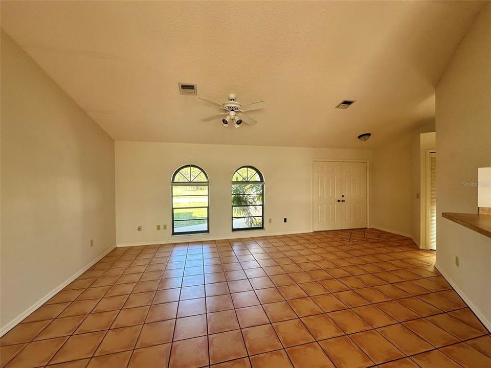 Activo con contrato: $2,200 (4 camas, 2 baños, 2120 Pies cuadrados)