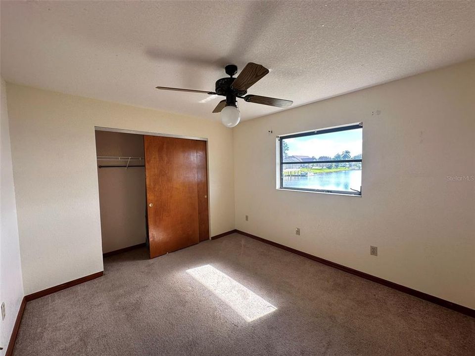 Activo con contrato: $2,200 (4 camas, 2 baños, 2120 Pies cuadrados)